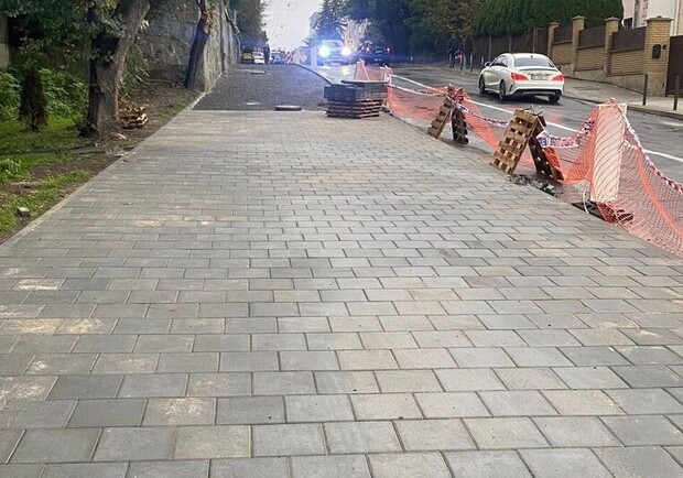 На вулицях Генерала Чупринки та Ганни Барвінок оновлять тротуар 
