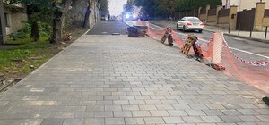 На вулицях Генерала Чупринки та Ганни Барвінок оновлять тротуар