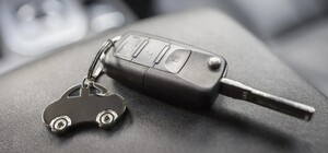 У тещі харківського екс-військкома конфіскували люксовий автомобіль