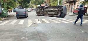 ДТП у середмісті Одеси: постраждали водій і сім пасажирів мікроавтобуса