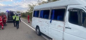 На трасі Київ – Одеса біля села Хоминка перекинувся мікроавтобус: рух ускладнено, постраждали люди (оновлено)