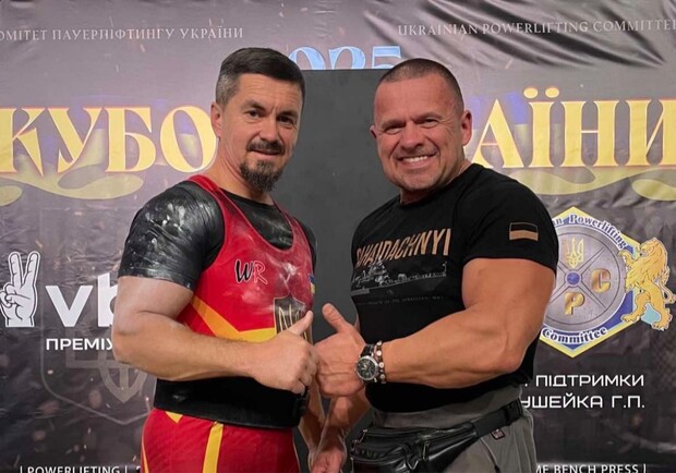 Монах зі Львівщини встановив два рекорди із жиму штанги лежачи. 