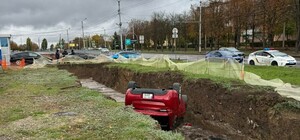 Біля Палацу спорту автомобіль вилетів до траншеї комунальників та перекинувся