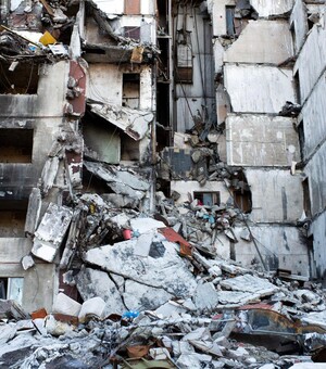 Як діяти, якщо опинились під завалами після обстрілу: поради рятувальника ДСНС