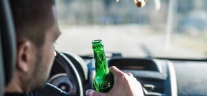 У центрі Львова п'яний працівник СБУ в'їхав у припарковані автомобілі: відео