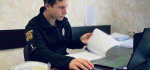 В Одесі жінка зірвала прапор України з фасаду магазину: поліція повідомила їй про підозру