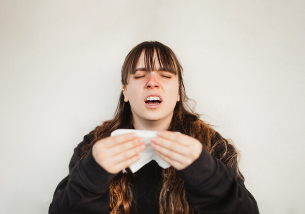 Коли очі спливають слізьми: як відрізнити кон’юнктивіт від алергії - фото