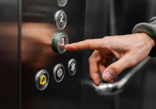 Львів'ян закликали не користуватися ліфтами під час повітряної тривоги і знеструмлення 