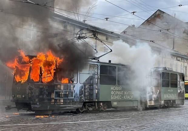 На площі Митній у Львові загорівся трамвай. 