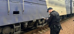 Лежав на коліях: в Одесі поїзд наїхав на чоловіка