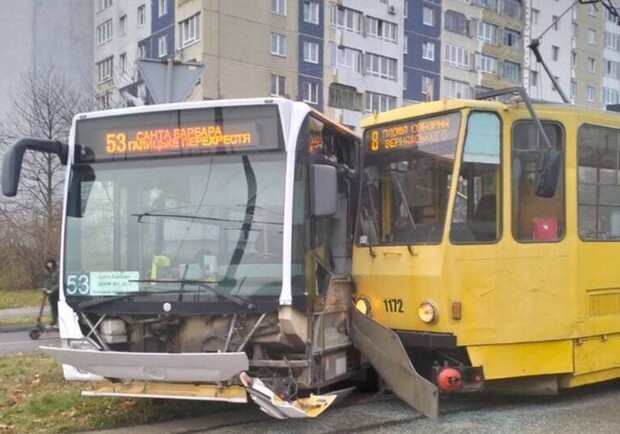 У Львові трамвай в'їхав в автобус. 