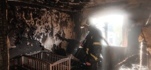 У Києві рятувальник гасив пожежу у власній домівці, в яку влучив російський дрон