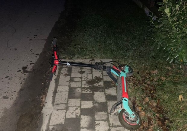 Біля Львова 14-річний водій самоката з пасажиркою збили чоловіка  