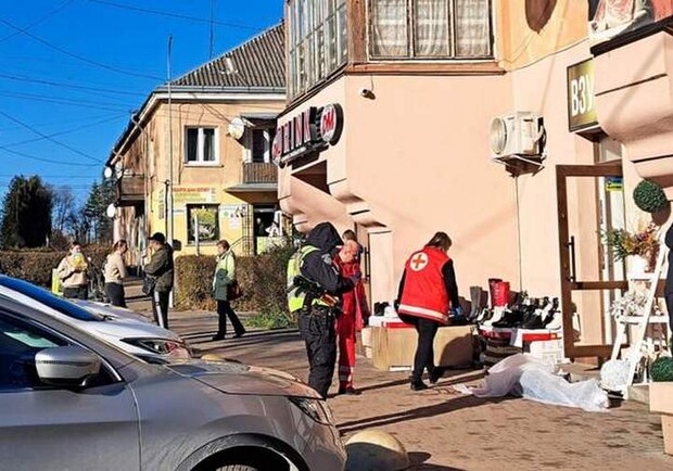 У Миколаєві 33-річний чоловік вистрибнув із вікна на третьому поверсі і загинув. 