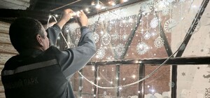 Станції Харківського метрополітену прикрашають до різдвяних та новорічних свят (фото)