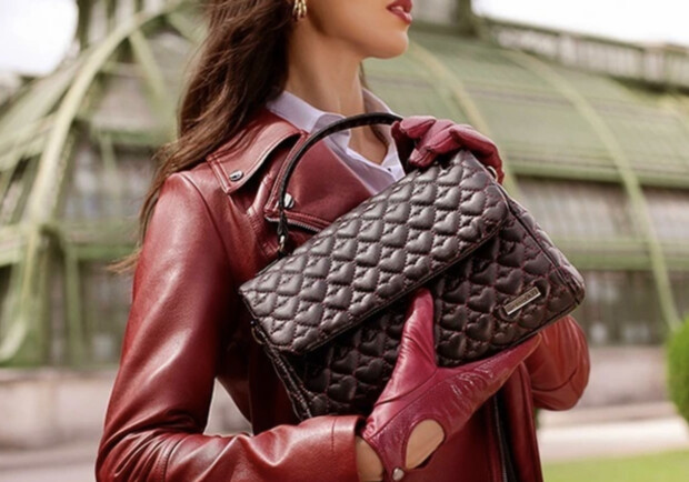 Сумка кольору бургунді – модель, яку варто мати у своєму гардеробі цієї зими - фото