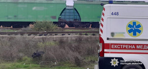 Заліз на дах поїзда: на Одещині на залізниці травмувався чоловік