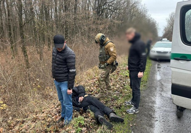 На Закарпатті затримали мікроавтобус львівських інкасаторів із чоловіками у капсулі: фото і відео. 