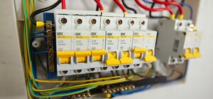 У Дніпрі під час блекауту з під’їзду викрали всі автомати: мешканці залишилися без світла