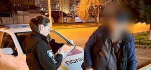 Бив палицею та тягнув за хвіст: в Одесі чоловік знущався над собакою