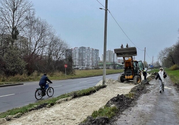 На вулиці Чукаріна будують велодоріжку 