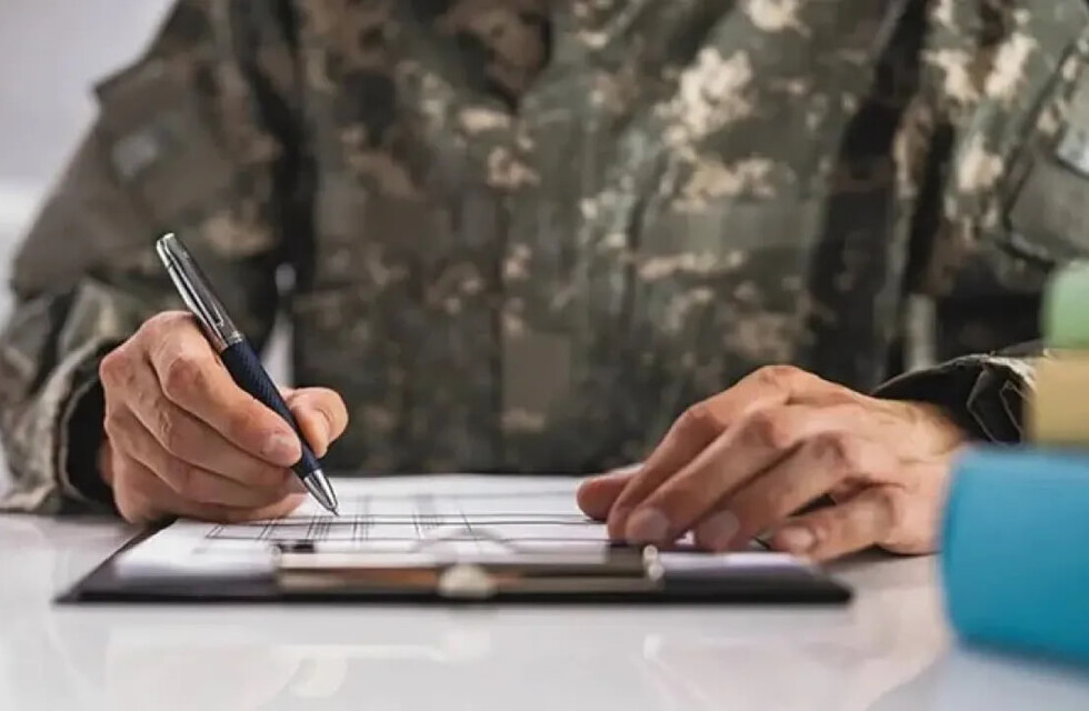 Як повинна виглядати законна процедура вручення повістки. 