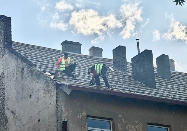 У будинку на вулиці Шараневича, 8, який пошкодила Росія, за кошти міста відновили покрівлю 