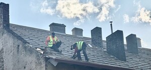 У будинку на вулиці Шараневича, 8, який пошкодила Росія, за кошти міста відновили покрівлю