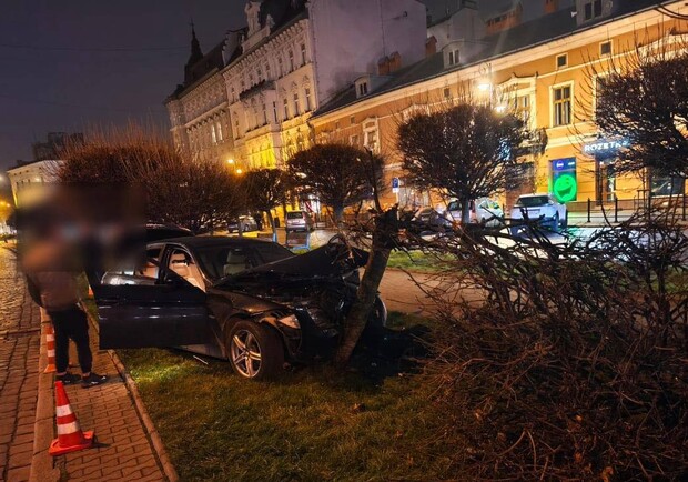 У Львові 22-річний водій BMW зніс дерево: відео. 