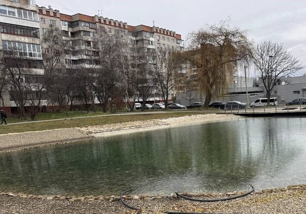 Озеро на вулиці Панча у Львові наповнюють водою зі свердловини. 