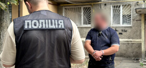 В Одесі судитимуть чоловіка, який погрожував пістолетом таксисту та намагався заволодіти його автомобілем