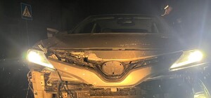 У Львові п'яний водій вʼїхав в огорожу, загубив номерний знак, втік і заснув: фото 