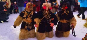 У Львові спалили Різдвяний дідух, а учасників Вашківецької Маланки катали в кузові трактора (відео)