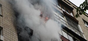На Салтівці горіла квартира у п'ятиповерхівці: постраждали двоє людей
