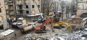 У Харкові триває розбір завалів після ракетного удару по Сумській, серед загиблих — діти (відео)