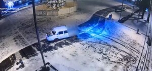 Патрульні затримали львів'янина, який дрифтував біля міської ялинки на прикрашеному гірляндами ВАЗі: відео