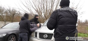 На продаж замість фронту: на Одещині затримали торговця гуманітарними автівками