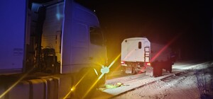 Не змогла подолати підйом: на Одещині фура застрягла в заметах