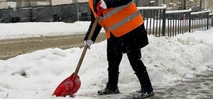 Садовий подякував і насварив двірничку, яка під час атаки дрона прибирала біля пам’ятника Бандері у Львові