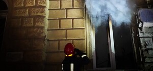 У середмісті Одеси горіла квартира: постраждала жінка, серед врятованих дитина