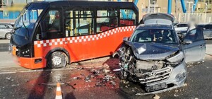 У Харкові зіткнулися пасажирський автобус та автомобіль