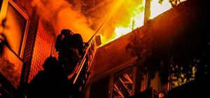 На Салтівці чоловік вистрибнув із вікна, рятуючись від пожежі