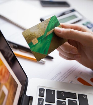 Українцям можуть блокувати картки: яку суму тепер контролюють банки