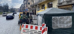У Львові на проспекті Свободи плитку обробляють піскоструменем