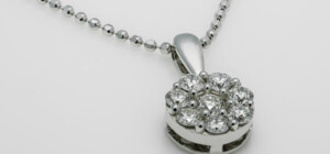 Кулон з білого золота: вишукана прикраса для тих, хто цінує деталі