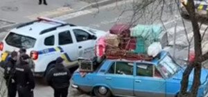 В автівці — 18 курей, пес та все нажите: у Києві патрульні врятували 70-річного переселенця