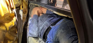 На Львівщині чоловік намагався вивезти 39-річного сина у Польщу в сховку автомобіля 