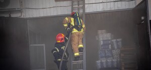 В Одесі спалахнула масштабна пожежа у спортзалі з лазнею біля складських приміщень