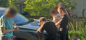 У Харкові мати на вулиці била дитину: хлопчика забрали із родини