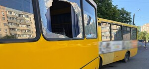 Ранковий удар по зупинці в Одесі: зазнали осколкових поранень люди